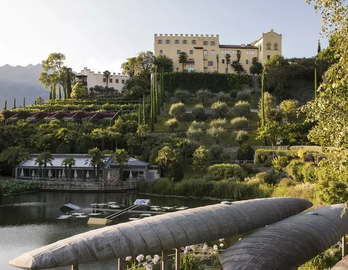Gärten von Schloss Trauttmansdorff mit Schloss und Seerosenteich in Meran