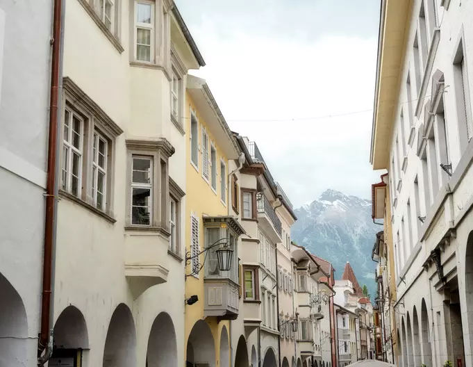 Historische Häuser und Laubengasse in der Altstadt von Meran