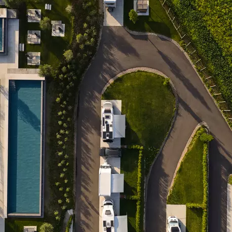 Luftaufnahme der beiden Infinity Pools mit Liegen neben den Stellplätzen