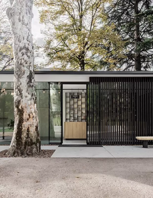 Modernes Empfangsgebäude des Live Merano Camping in Meran