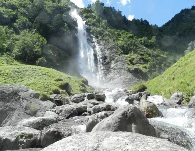 Partschinser Wasserfall über Felsen und Bergbach