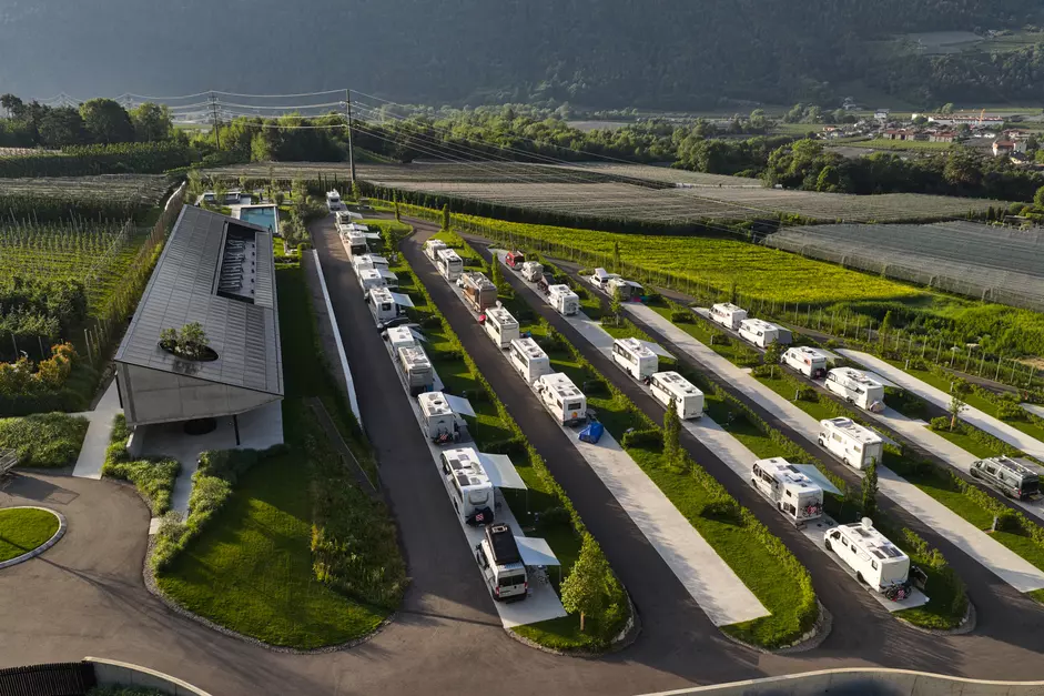 Luftaufnahme von Hauptgebäude und Stellplatzterrassen des Camping am Sonnenberg