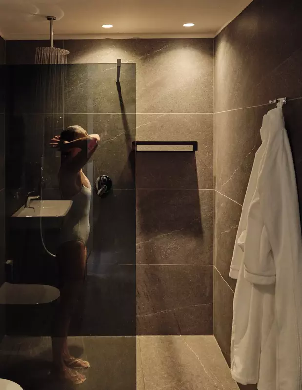 Modernes Bad mit bodengleicher Dusche in den Sanitäranlagen