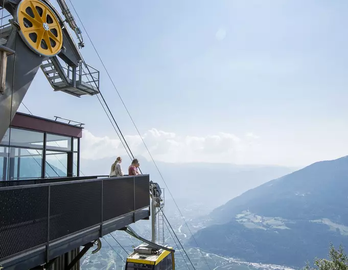 Gondel der Texelbahn mit Blick ins Etschtal